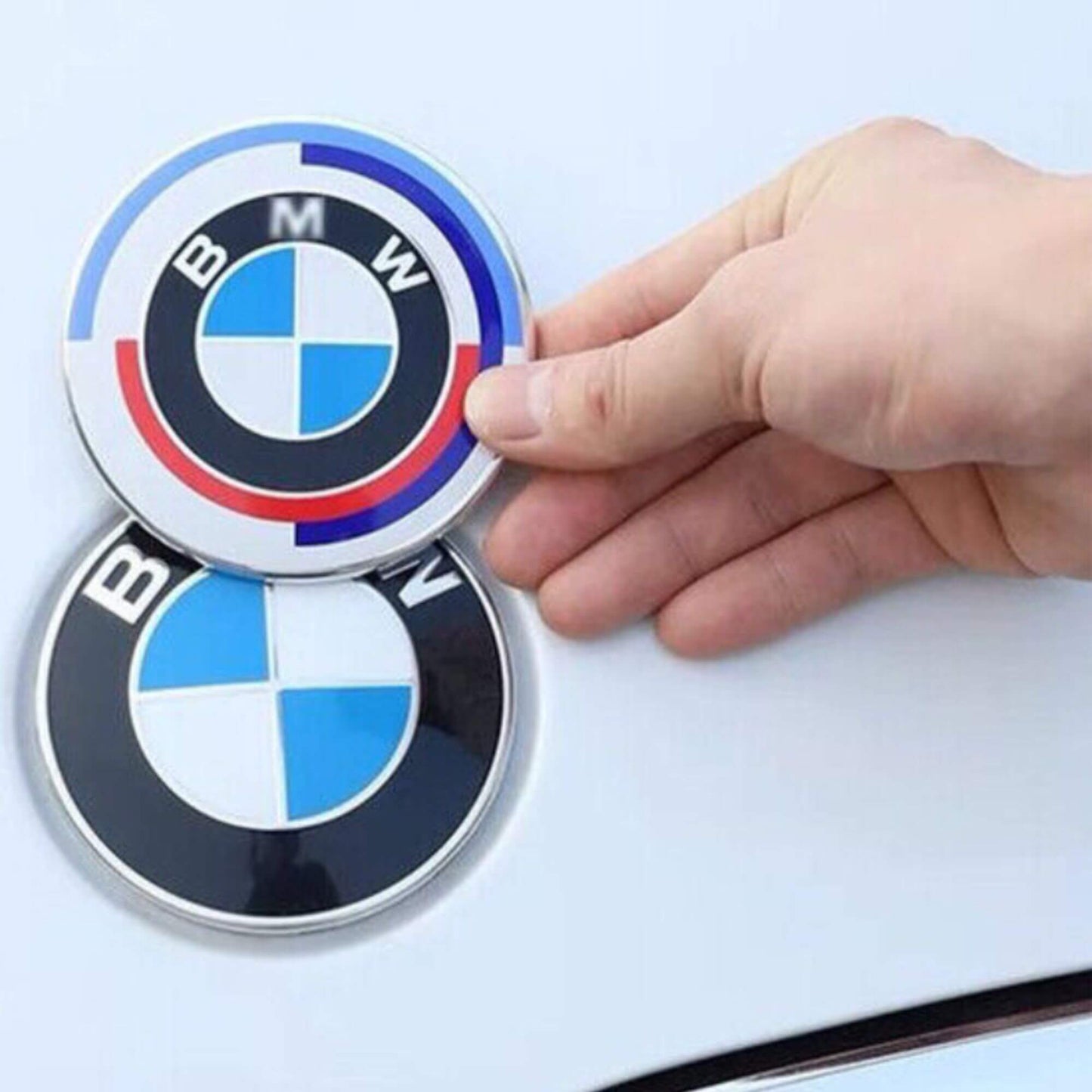 BMW embléma / jel 82mm 50. évfordulós kék fehér piros