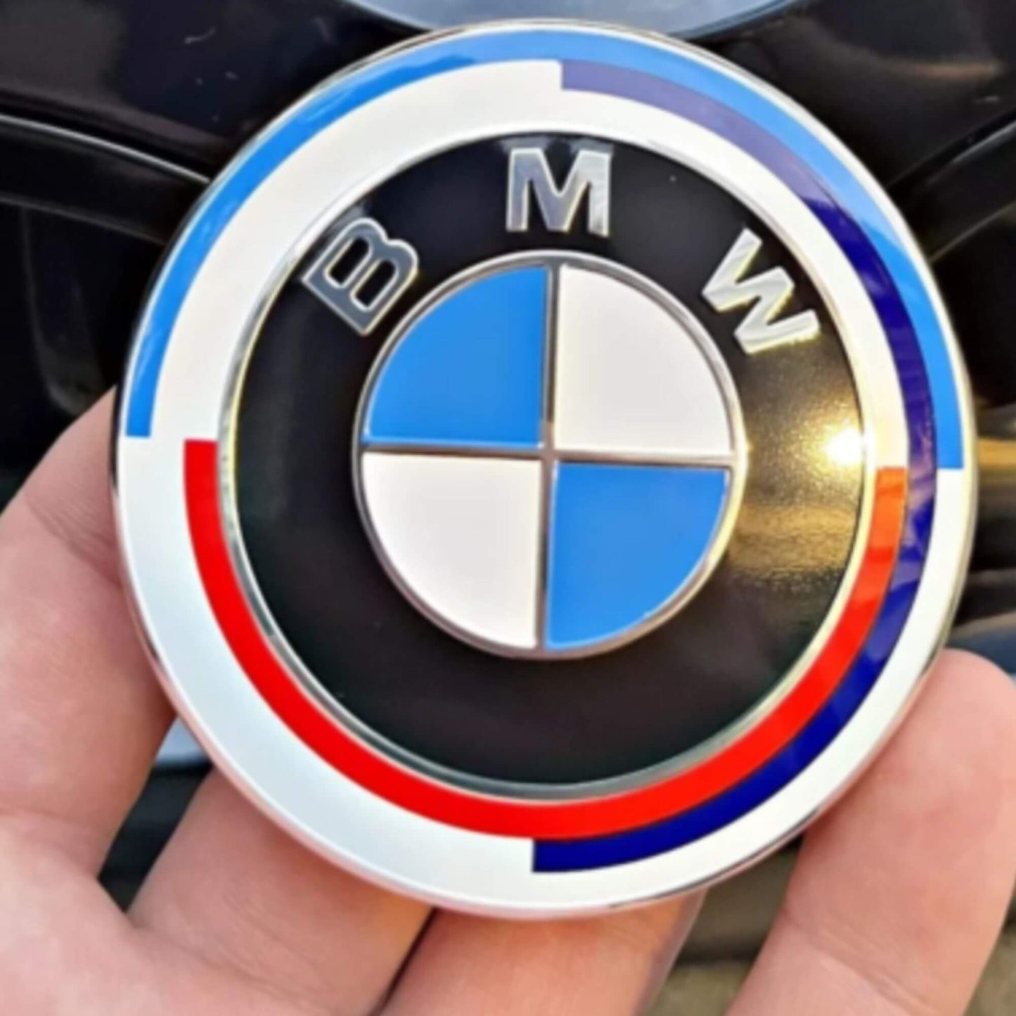 BMW embléma / jel 82mm 50. évfordulós kék fehér piros