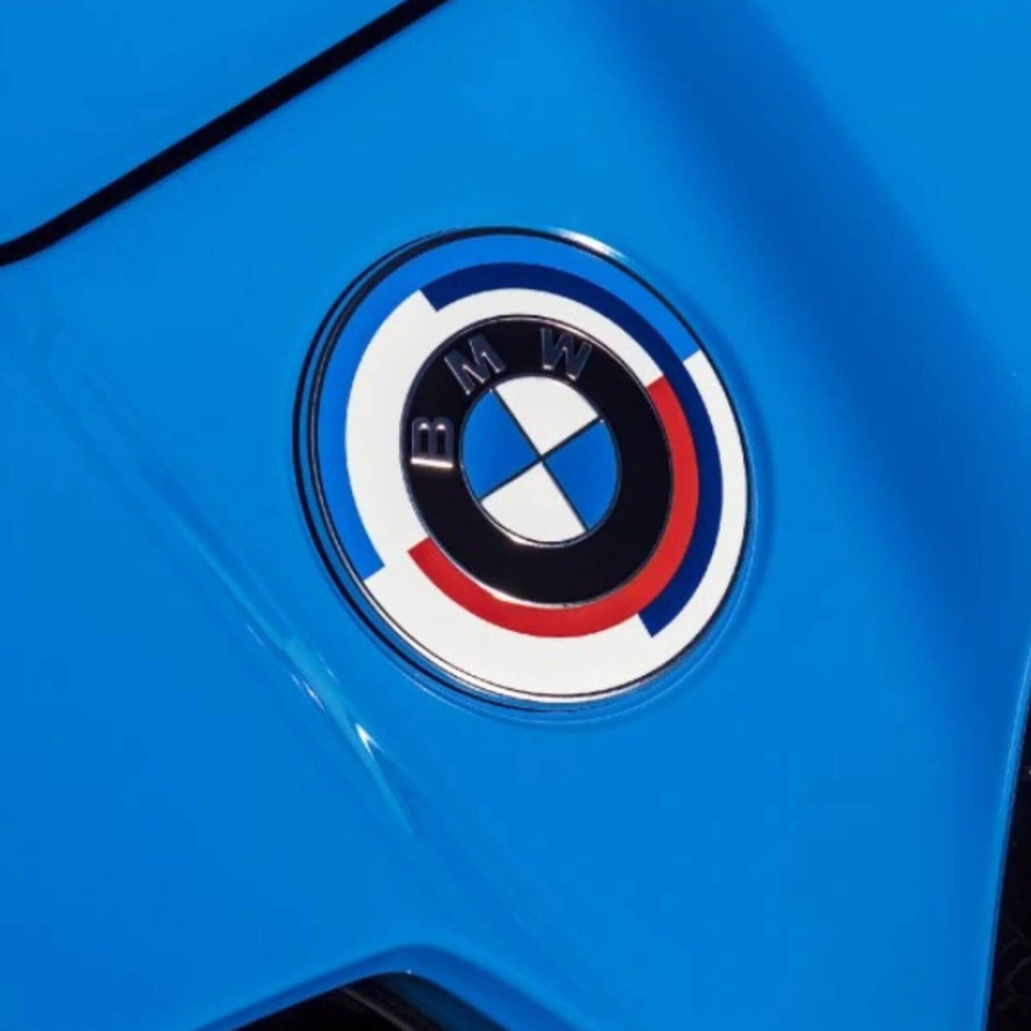 BMW embléma / jel 82mm 50. évfordulós kék fehér piros