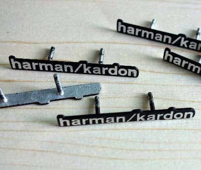 HARMAN KARDON hangszóró jel, felirat