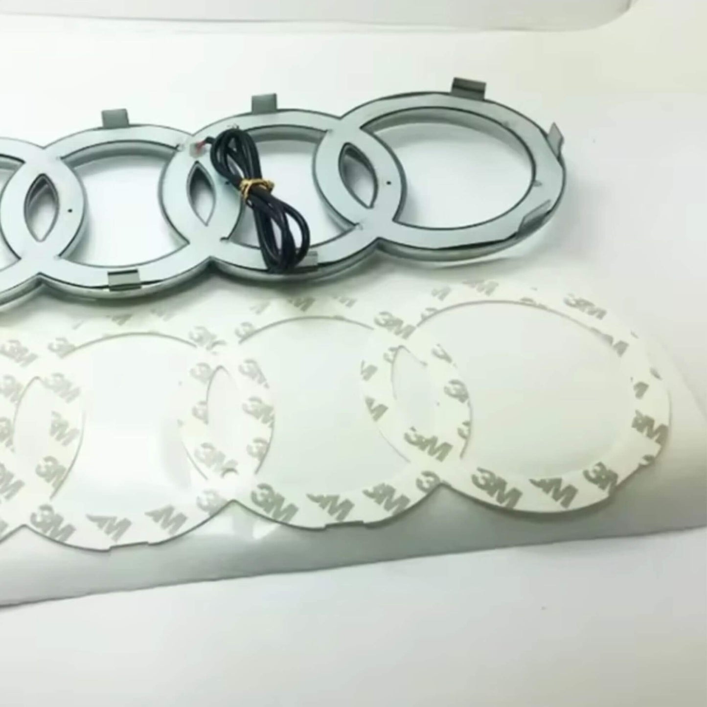 Audi LED első hűtőrács logó – matt fekete – fehér LED világítással – 273 mm