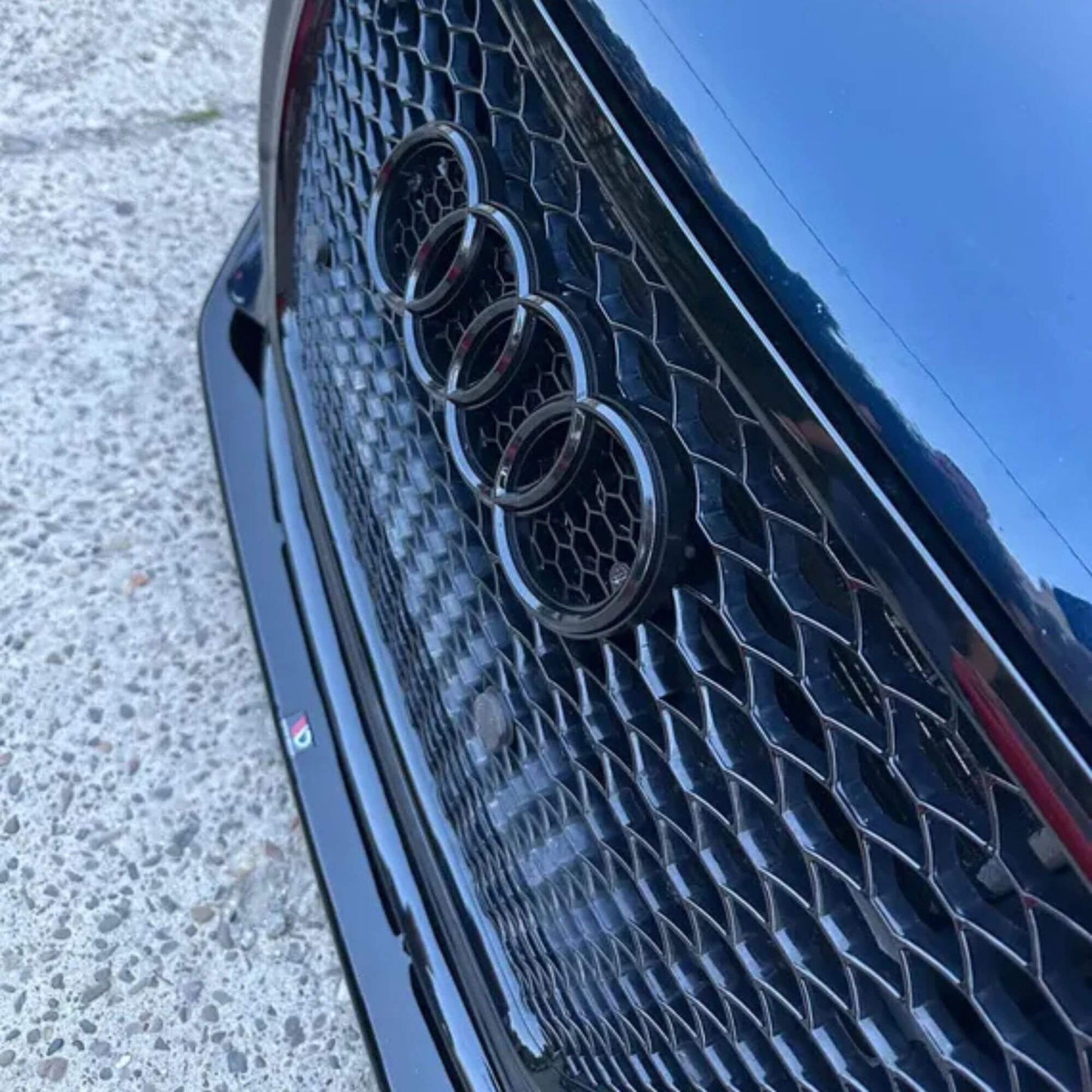 Audi első hűtőrács logó – Fényes fekete, 273 mm (Grill Rács Embléma)