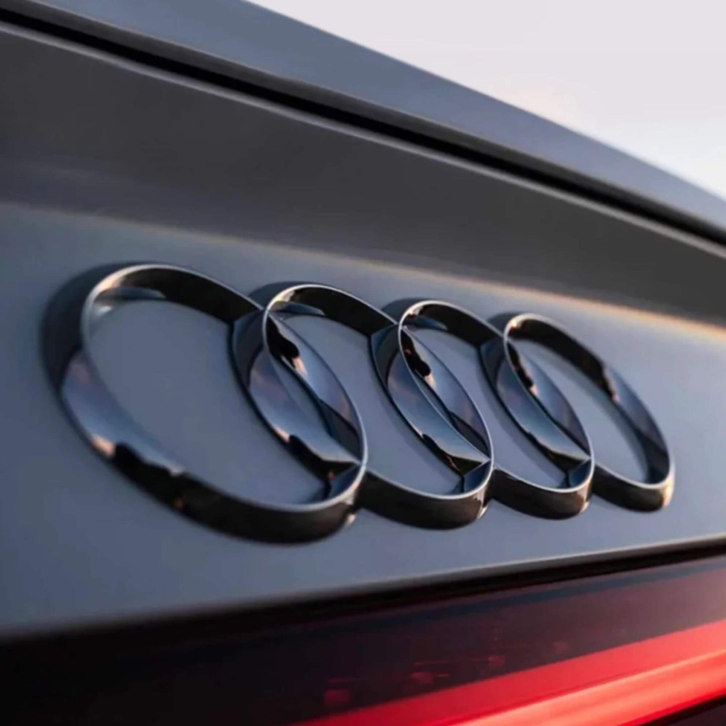 Audi hátsó csomagtér logó / embléma – Fényes fekete, 202 mm