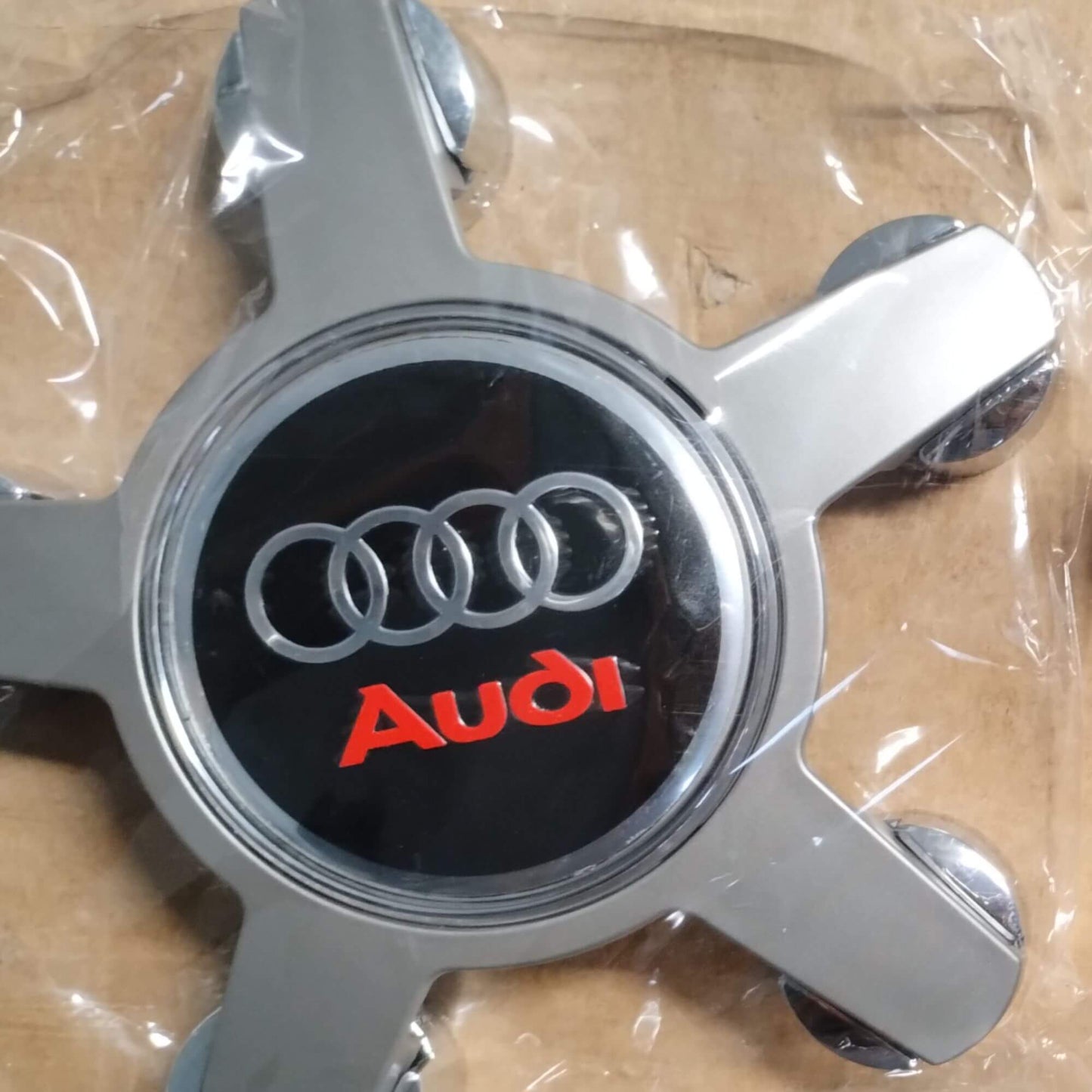 Audi 4F0601165  alufelni kozep szett szines logoval