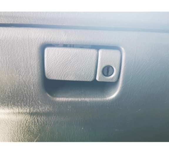 Suzuki Jimmy / Grand Vitara kesztyűtartó nyitó kilincs fül