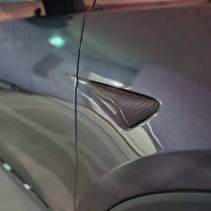 Tesla Model 3 és Y oldalsó kamera védőburkolat – Matt karbon mintázattal (2024–2025)