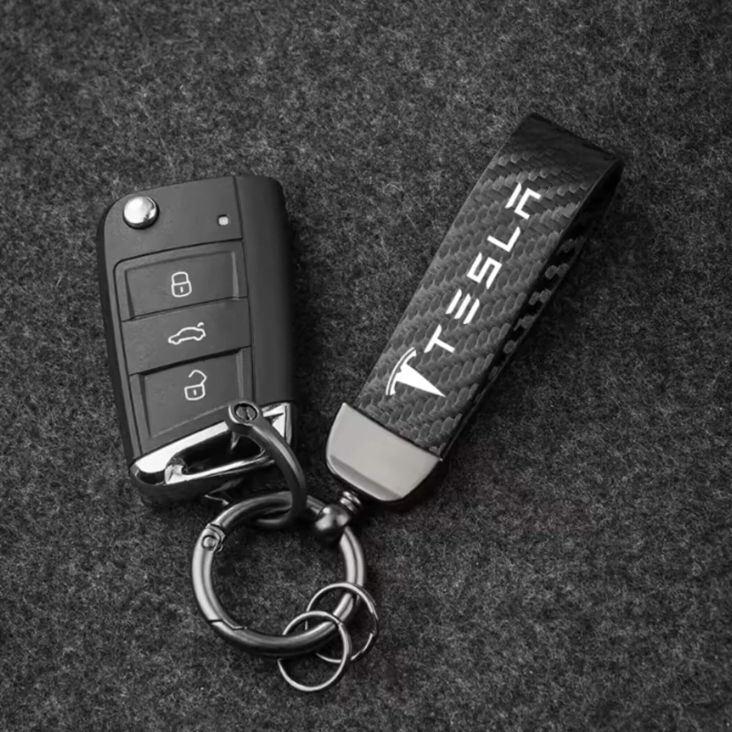 Tesla kulcstartó – karbon mintás bőr (Model 3, S, X, Y)