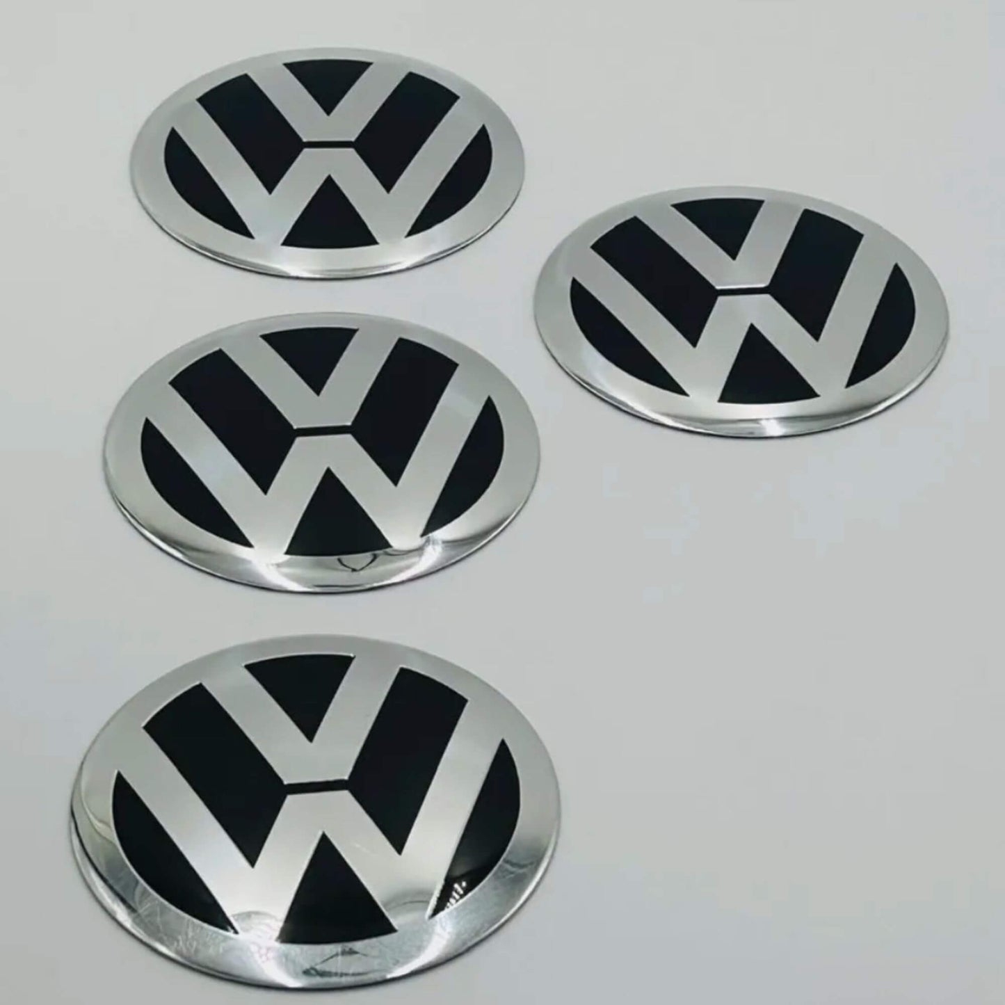 Volkswagen (VW) öntapadós matrica – 65 mm, Króm / Fekete