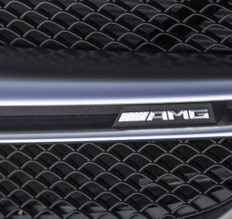 AMG felirat hűtőrácsra