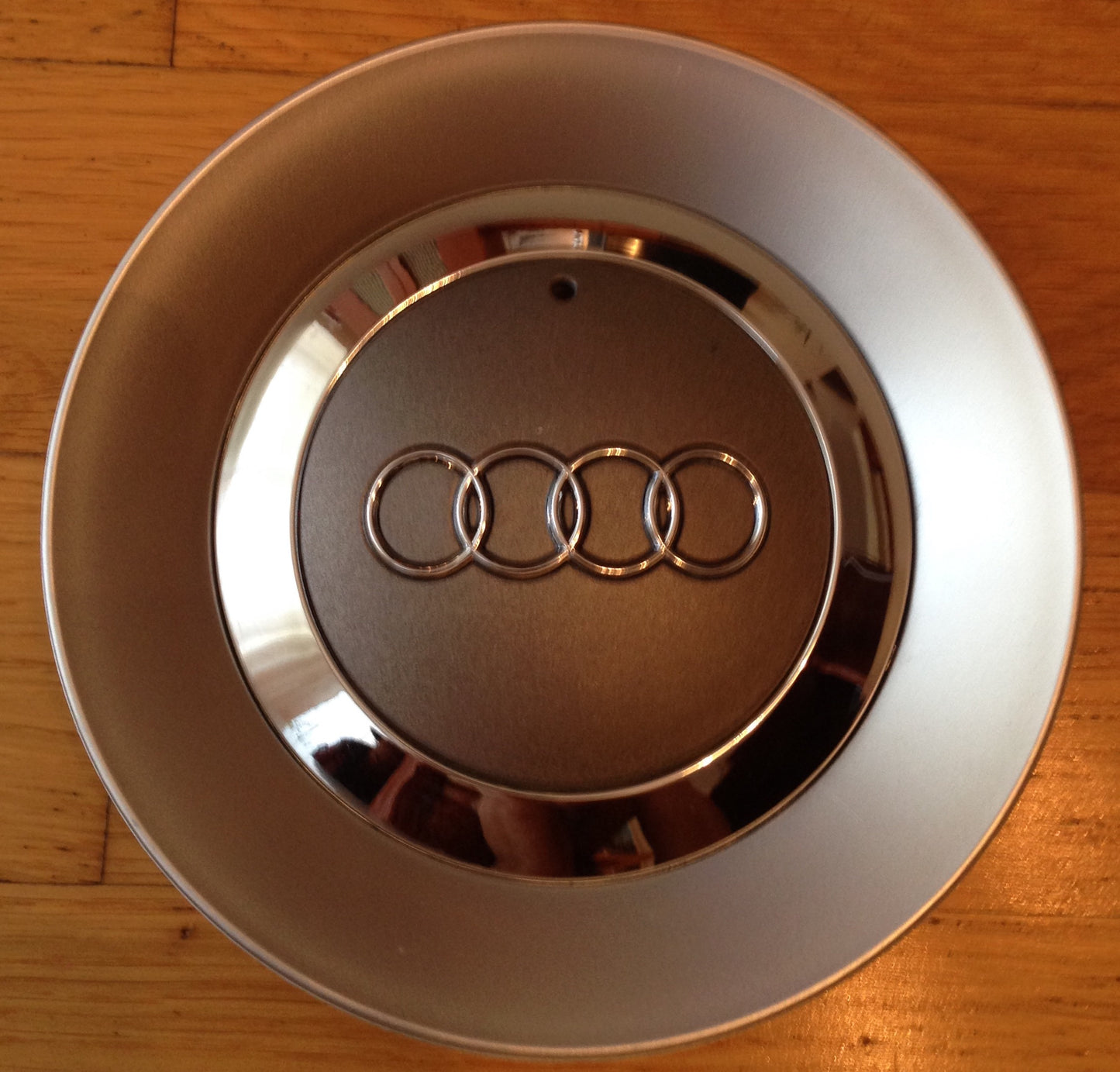 Audi -s felni közép, kupak 8E0601165