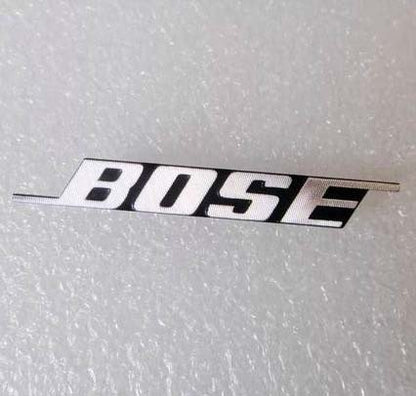 BOSE hangszóró jel, felirat
