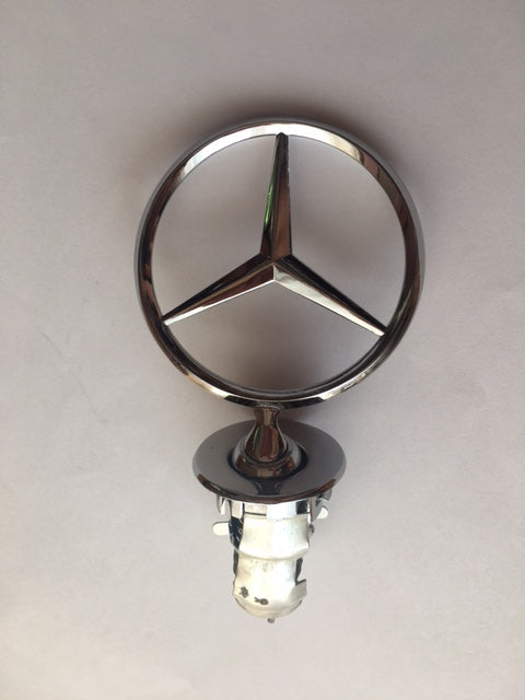 W 124 -es Mercedes -hez csillag, jel, motorháztetőre